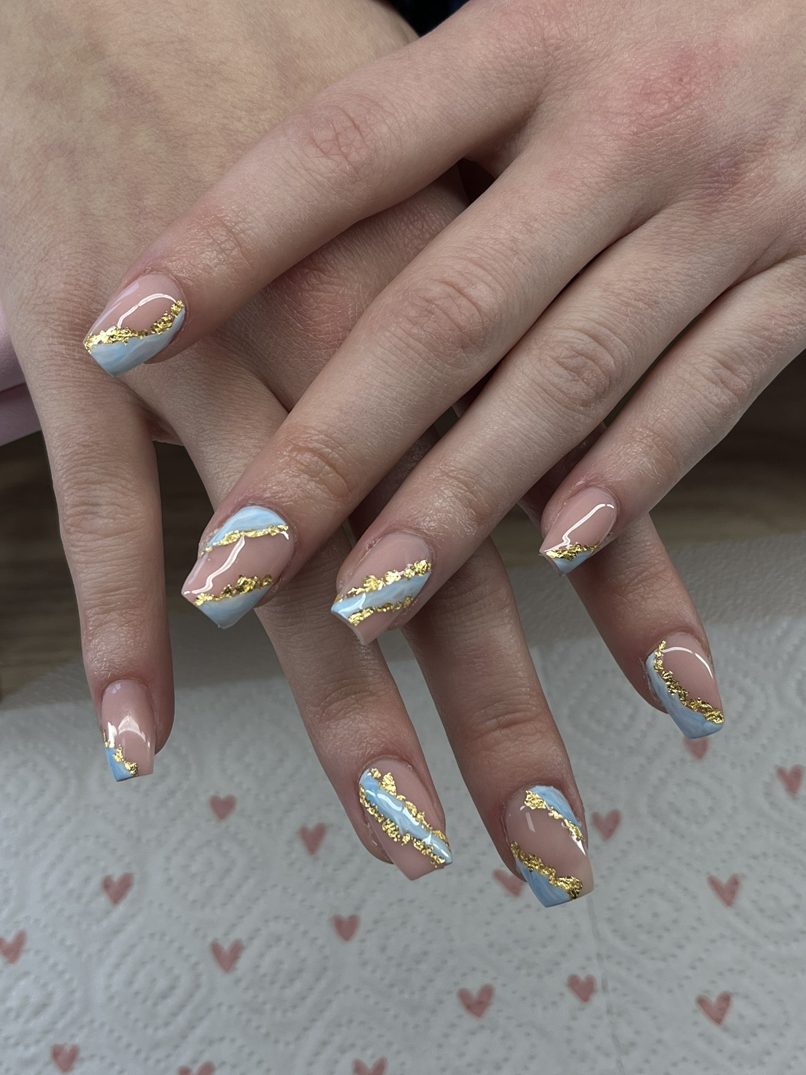 Nude et bleu avec feuilles dorés