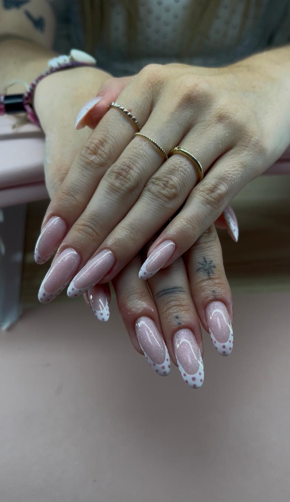 French dot nails blanche et rose à paillettes
