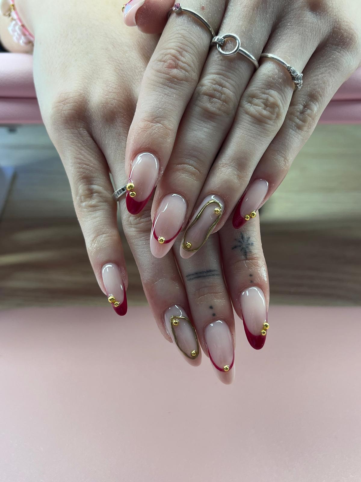 Rouge intense et chrome doré