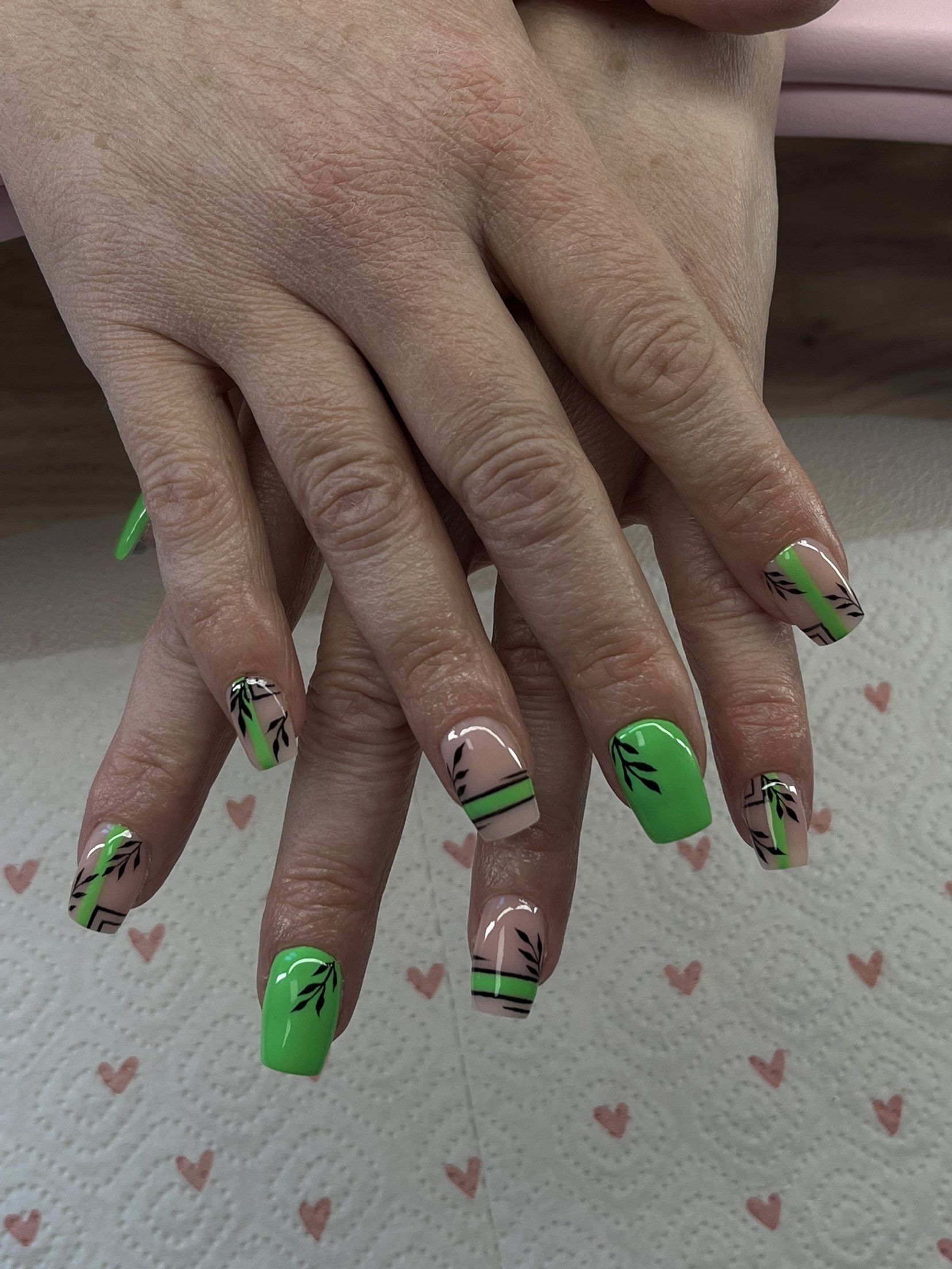 Nail art vert flashy avec feuillage